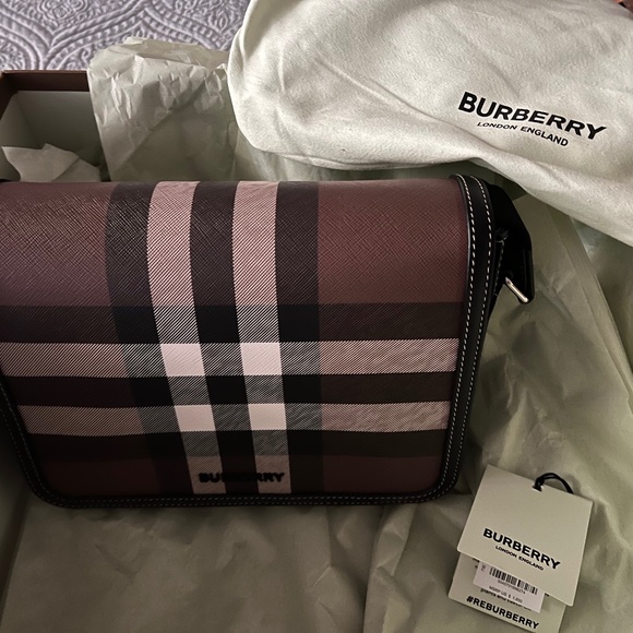 New Burberry Medium Alfred Messenger Bag - Picture 1 of 9